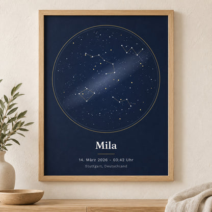 Personalisiertes Sternenhimmel-Poster im Eichenrahmen an heller Wand