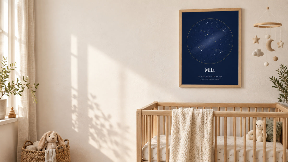 Sternenhimmel-Poster im Holzrahmen über dem Babybett im Kinderzimmer