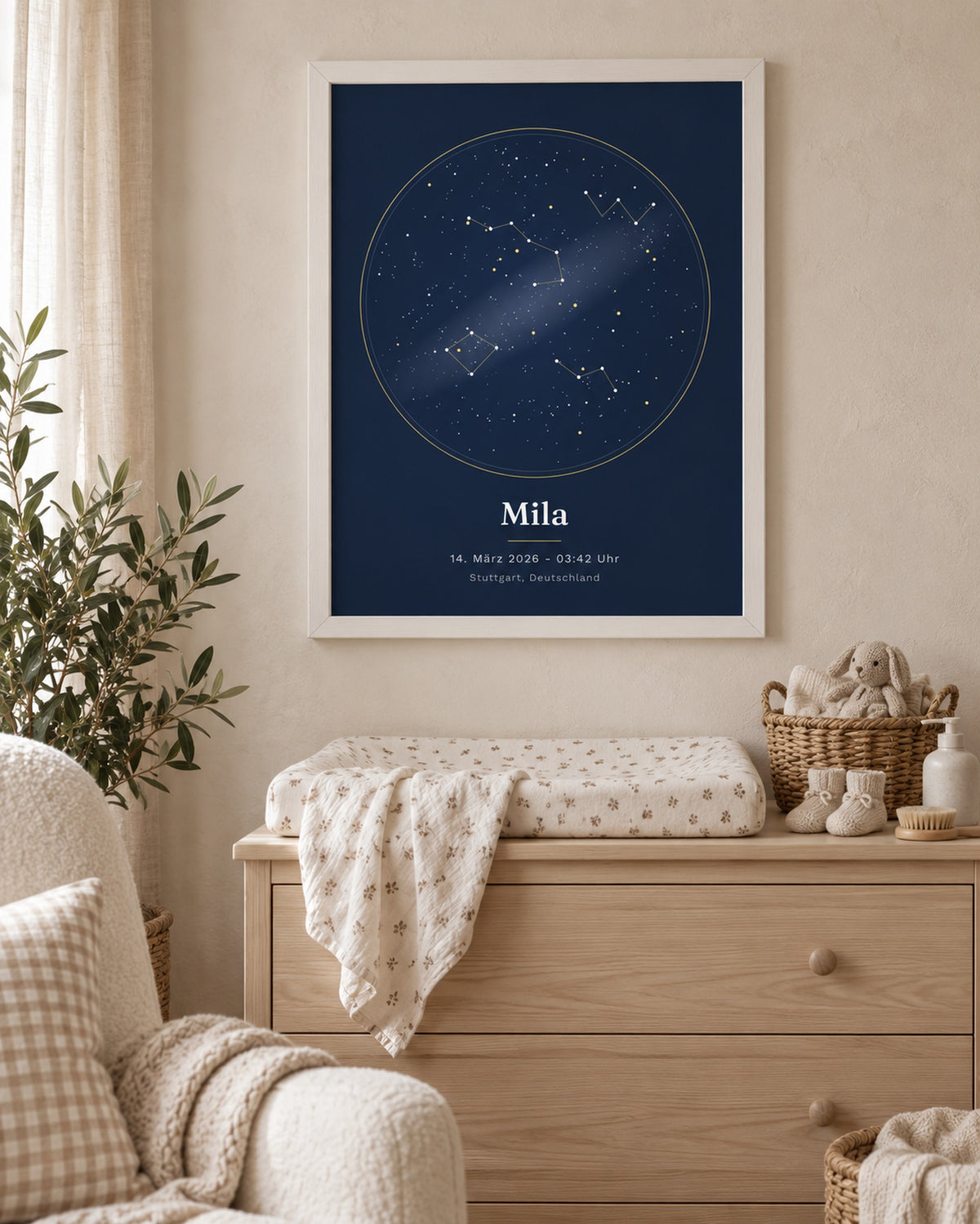 Sternenhimmel-Poster im weißen Rahmen über der Wickelkommode im Kinderzimmer
