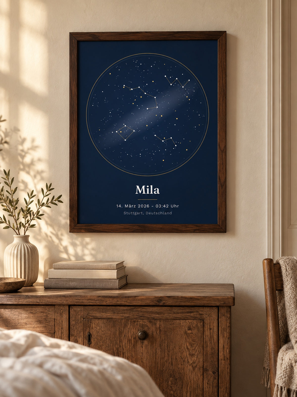 Sternenhimmel-Poster im Dunkelholzrahmen im Schlafzimmer