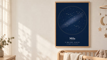 Großes Sternenhimmel-Poster im Holzrahmen an der Wand im Kinderzimmer mit Babybett