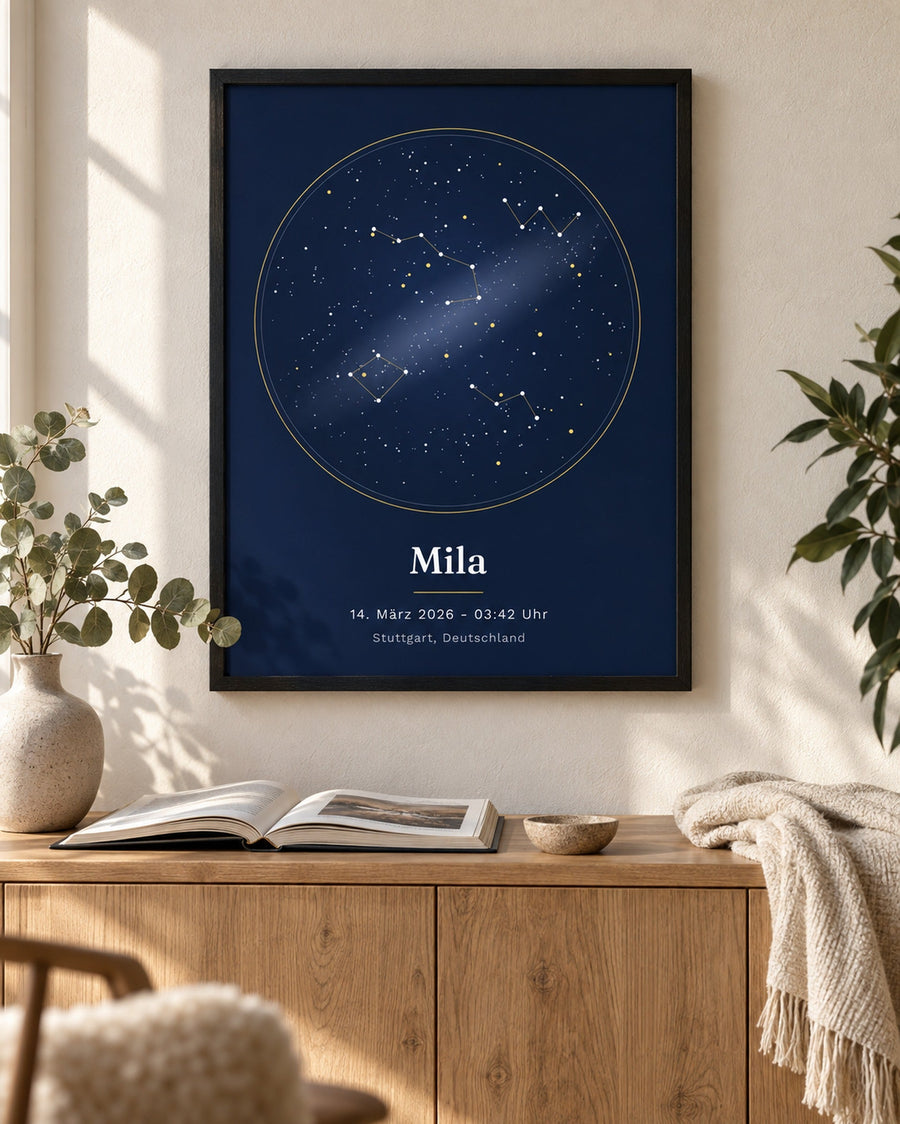 Sternenhimmel-Poster im schwarzen Rahmen über dem Sideboard im Wohnzimmer